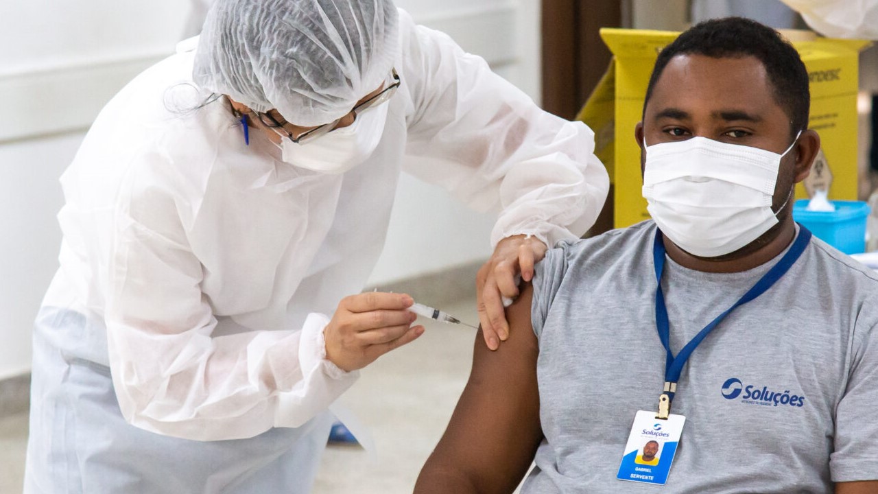 Read more about the article Coronavírus: vacinação de trabalhadores da educação da UFRJ com mais de 45 anos