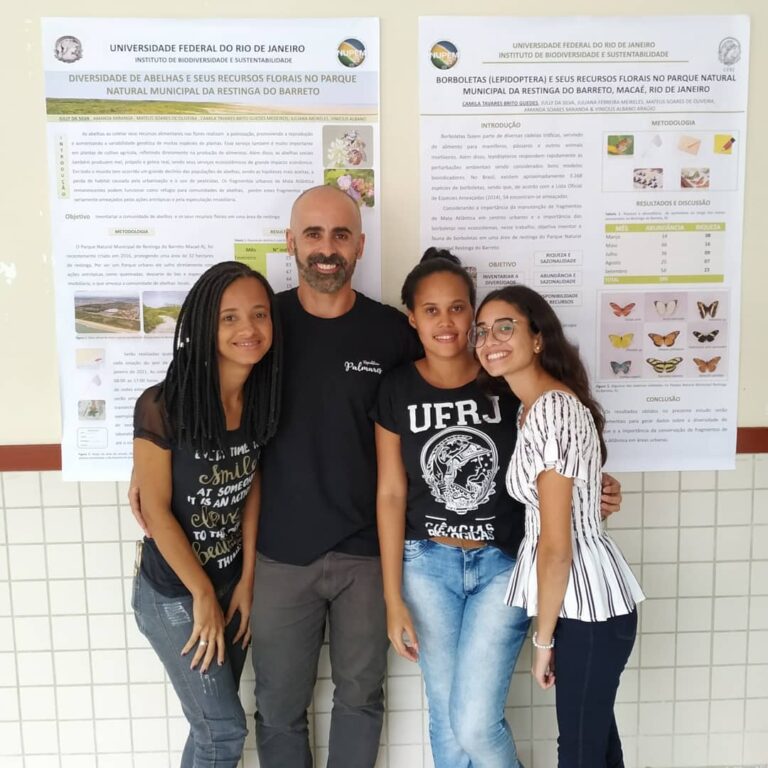 Prof. Vinícius Albano e suas alunas em apresentação de trabalhos.